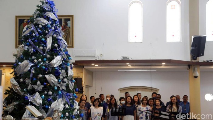 Walikota Surabaya Eri Cahyadi Kunjungi Gereja Saat Momen Natal