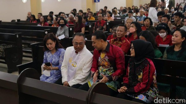 Momen Natal Walkot Eri Cahyadi Kunjungi 3 Gereja di Surabaya