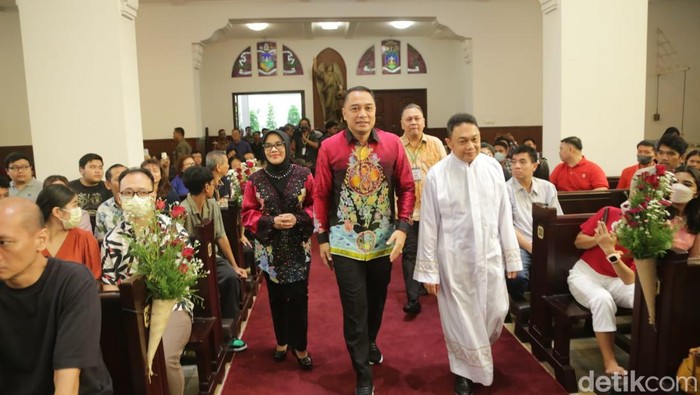 Walkot Surabaya Eri Cahyadi saat mengunjungi gereja untuk memantau perayaan Natal.
