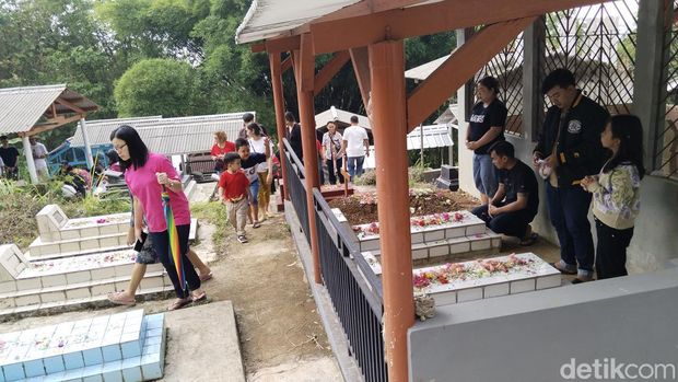 Warga berziarah ke makam di TPU Cigugur, Kuningan, Selasa (25/12/2023).