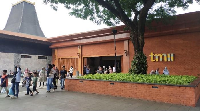 Warga liburan di TMII