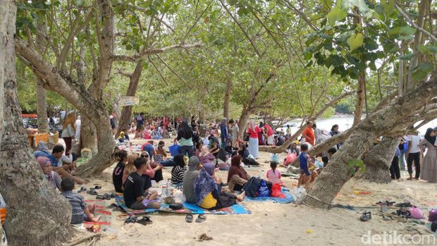 Wisatawan memadati wisata pantai di Trenggalek saat libur Natal.