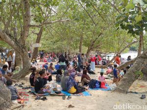 Pantai Trenggalek Dipadati Wisatawan, Antrean Mengular hingga ke Jalan Raya