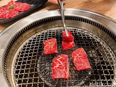 Puas Menikmati Wagyu Karubi di Resto Berkonsep Solo Yakiniku ala Tokyo