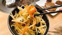 Jangan melewatkan Onion Kani Salad sebagai hidangan pembuka. Rasanya segar, irisan bawang bombainya renyah ditambah paduan sausnya yang asam, manis, gurih, dan agak unik karena ada sengatan wasabi. Foto: detikFood/Yenny Mustika Sari