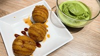Puas menikmati yakiniku ala Tokyo ini, jangan lewatkan dessert. Ada sweet potato ball yang teksturnya agak kenyal seperti mochi. Ternyata, cocok dinikmati bersama es krim matcha yang rasanya manis pahit. Foto: detikFood/Yenny Mustika Sari