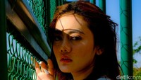Kepada detikcom, Zabylla merasa tak bersaing dengan para female DJ yang ada. (Foto: Andhika Prasetia)