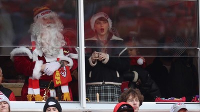 Potret Taylor Swift Mode WAG, Natal & Malam Tahun Baru Dukung Pacar Tanding