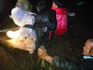 Kelelahan dan Kedinginan, 8 Pendaki Dievakuasi dari Gunung Dempo