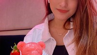 Pelantun Mengapa Patah Hati ini memamg dikenal punya gaya kulineran yang keren. Salah satunya momen saat menimati minuman rasa strawberry ini. Foto: Instagram @amandacaesaa