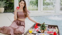 Momen floating breakfast kali ini berbeda menu. Menu di sini ada nasi goreng, buah, juah buah, dan teh hangat. Foto: Instagram @amandacaesaa