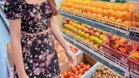 Ini momen Amanda Caesa saat berbelanja di sebuah supermarket. Ia berpose di rak buah-buahan yang memperlihatkan buah apel, jeruk, dan klengkeng. Foto: Instagram @amandacaesaa