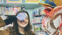 Gayanya saat mengunjungi toko permen ini juga mencuri perhatian. Ia berpose gemas dengan permen lolipop yang menjadi favoritnya. Foto: Instagram @amandacaesaa