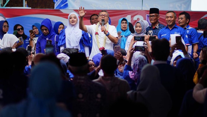 Antusias Sambut Zulhas, Ribuan Kader Ramaikan Kampanye PAN Weleri Jateng