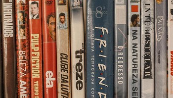 DVD atau Blu Ray menghadirkan kualitas gambar yang tajam tanpa banyak keribetan. Foto: Bored Panda