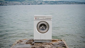 Mesin cuci manual dianggap sebagian pengguna lebih bersih dibanding yang full teknologi. Foto: Bored Panda