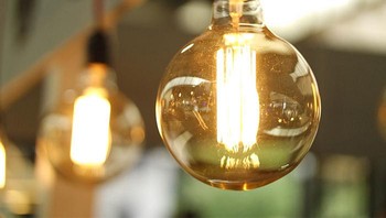 Sudah ada lampu terkoneksi internet yang canggih, tapi lampu biasa saja sepertinya lebih simpel dan tidak mudah rusak. Foto: Bored Panda