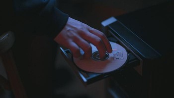 Mendengarkan musik dengan CD membebaskan dari segala keribetan layanan streaming. Foto: Bored Panda