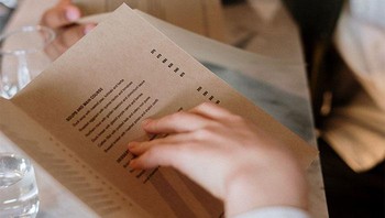 Menu dengan kertas belakangan mulai banyak digantikan melalui website, padahal lebih enak seperti ini. Foto: Bored Panda