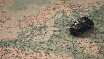 Mobil zaman dahulu dinilai sebagian orang lebih berkualitas dan tidak banyak masalah meski teknologinya biasa saja. Foto: Bored Panda