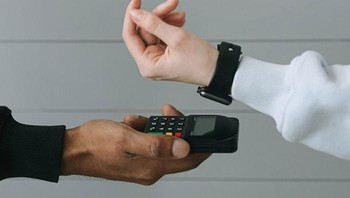 Di tengah era pembayaran digital, sebagian orang tetap lebih senang memakai uang tunai. Foto: Bored Panda