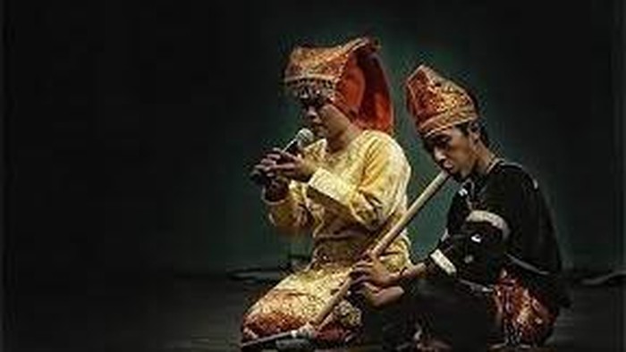 Lagu tradisional Minangkabau diiringi alat musik saluang.