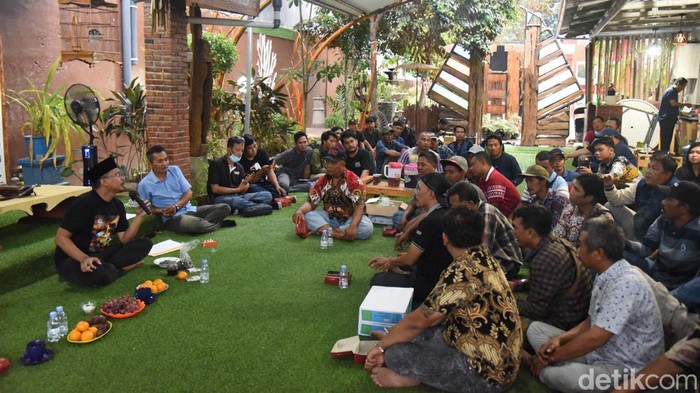 Bupati Sidoarjo Ahmad Muhdlor Ali menemui para pedemo buang sampah di Pendopo Sidoarjo.