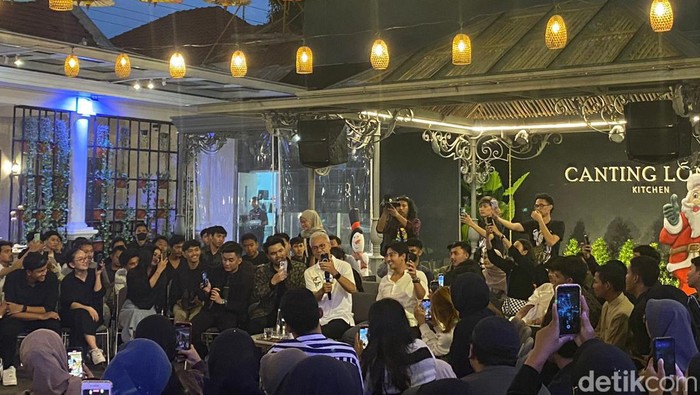 Capres nomor urut 03 Ganjar Pranowo berbincang santai bersama gen Z, milenial, dan para influencer di Sukoharjo, Jawa Tengah.