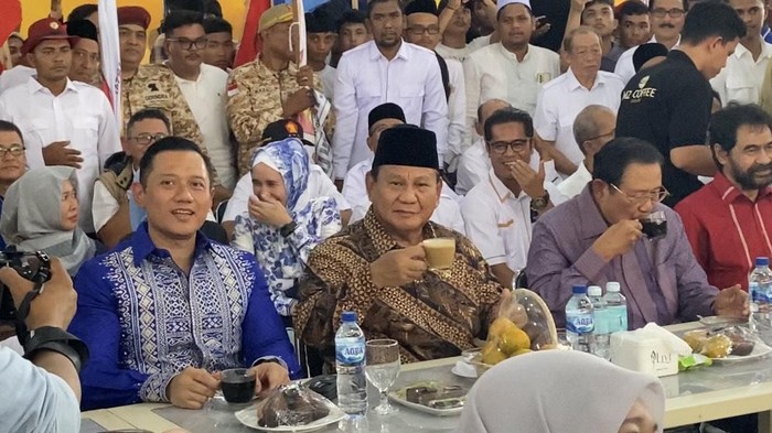 Capres nomor urut 2 Prabowo Subianto, Presiden ke-6 RI Susilo Bambang Yudhoyono (SBY) dan Ketum Partai Demokrat Agus Harimurti Yudhoyono (AHY) ngopi bareng di Aceh.