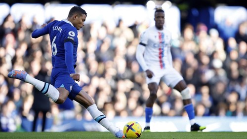 Chelseas Thiago Silva, left, kicks the ball during the English Premier League soccer match between Chelsea and Crystal Palace at Stamford Bridge Stadium in London, Sunday, Jan. 15, 2023. (AP Photo/David Cliff)