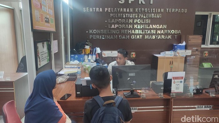 DA yang sedang menjelaskan kronologi kejadian kepada petugas SPKT Polrestabes Palembang