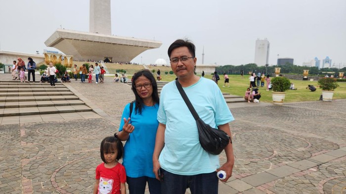 Dedi, warga Sukoharjo, Jateng berlibur ke Jakarta. Setibanya di ibu kota, dia mengajak anak dan istri ke Monas, Selasa (26/12/2023).