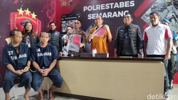 Dua pelaku pembawa sajam dan hendak mencuri di asrama TNI di Semarang dihadirkan dalam jumpa pers Polrestabes Semarang, Selasa (26/12/2023).