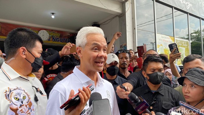 Ganjar Pranowo blusukan ke Pasar Jamu di Sukoharjo, Jawa Tengah.