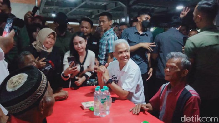 Ganjar Pranowo nongkrong di angkringan Taman MPP Klaten, Selasa (26/12/2023).
