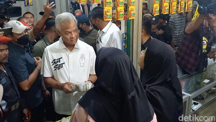Ganjar Pranowo, saat mengunjungi Pasar Jamu Nguter, Kecamatan Nguter, Kabupaten Sukoharjo, Selasa (26/12/2023).