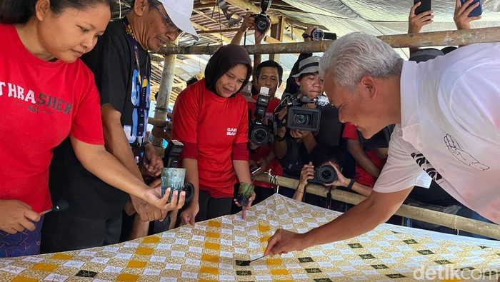 Ganjar saat blusukan ke tempat perajin Batik Kedung Gudel, Sukoharjo, Jawa Tengah.