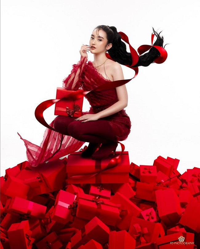 Ranty Maria melakukan pemotretan khusus bersama FD Photography untuk menyambut Natal. Bintang sinetron ‘My Heart The Series’ ini tampil glamor dalam balutan gaun merah berdetail ruffle. Foto: Instagram