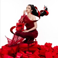 Ranty Maria melakukan pemotretan khusus bersama FD Photography untuk menyambut Natal. Bintang sinetron ‘My Heart The Series’ ini tampil glamor dalam balutan gaun merah berdetail ruffle. Foto: Instagram