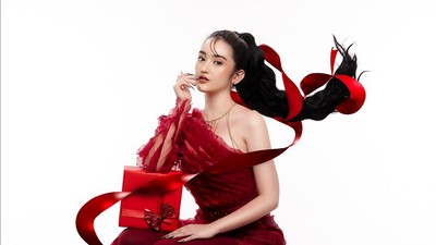 8 Gaya Selebriti Pakai Baju Merah, Tampil Festive Merayakan Natal 2023