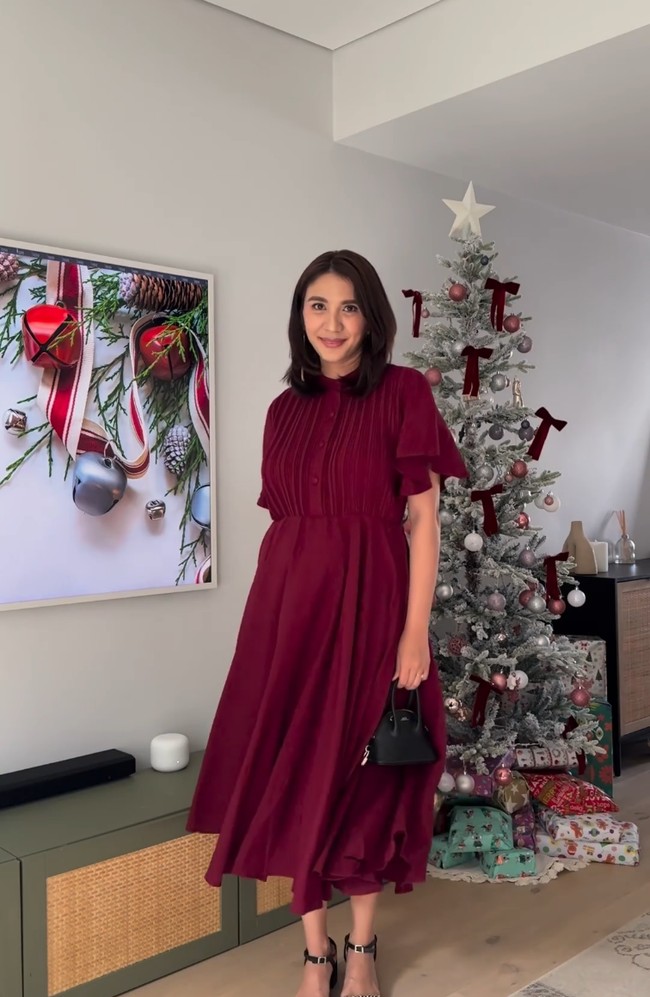 Acha Sinaga tampil chic dengan haun merah marun beraksen pleats di bagian dada. Gayanya makin manis karena detail ruffle di lengan. Foto: Instagram