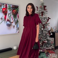 Acha Sinaga tampil chic dengan haun merah marun beraksen pleats di bagian dada. Gayanya makin manis karena detail ruffle di lengan. Foto: Instagram