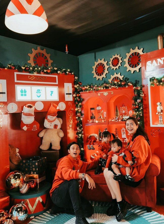 Felicya Angelista kompak berbusana merah bersama sang suami Caesar Hito dan kedua buah hatinya. Aktris dan pengusaha kecantikan ini memakai sweater dress dipadu boots hitam. Foto: Instagram