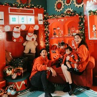 Felicya Angelista kompak berbusana merah bersama sang suami Caesar Hito dan kedua buah hatinya. Aktris dan pengusaha kecantikan ini memakai sweater dress dipadu boots hitam. Foto: Instagram