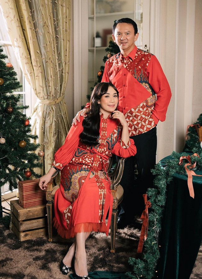Puput Nastiti dan Basuki Tjahaja Purnama tampil serasi dengan busana merah motif batik. Gaya keduanya bersahaja dan tetap mengangkat unsur Indonesia di perayaan Natal tahun ini. Foto: Instagram