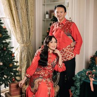 Puput Nastiti dan Basuki Tjahaja Purnama tampil serasi dengan busana merah motif batik. Gaya keduanya bersahaja dan tetap mengangkat unsur Indonesia di perayaan Natal tahun ini. Foto: Instagram