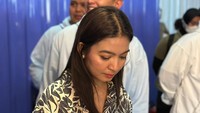 Bersama sang istri, Selvi Ananda, Gibran turut menyebarkan semangat kebaikan dengan membagikan buku-buku gratis kepada anak-anak di WIS MANGAN pada hari Senin, 25 Desember 2023. Kehadiran mereka juga menyemarakkan kegiatan sosial yang diadakan oleh Toni Cu seorang konten kreator, termasuk pembagian sembako kepada warga sekitar.