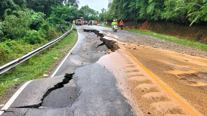 Jalur lintas Sumbar-Riau yang amblas di wilayah Limapuluh Kota akibat longsor. (Foto: Dok. Polres Limapuluh Kota)