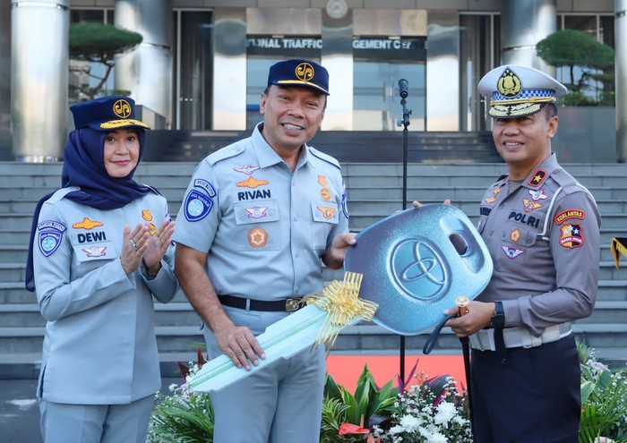 Jasa Raharja hibahkan mobil ambulans.