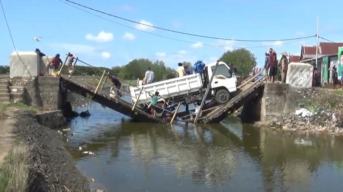 Jembatan di Kabupaten Maros, Sulawesi Selatan (Sulsel) ambruk saat sebuah truk bermuatan pasir melintas.